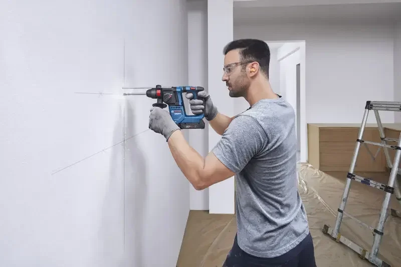 مطرقة دوارة لاسلكية BOSCH GBH  - مراجعة Power Tools Professional وسعره
